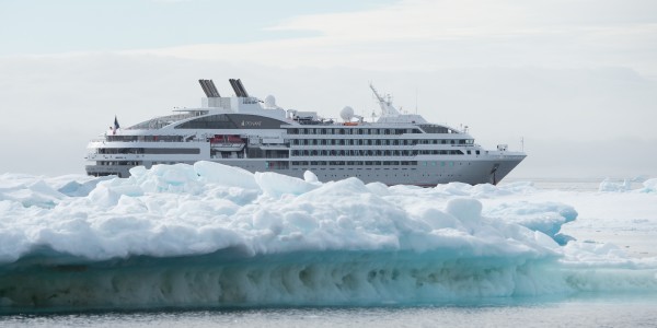 AN - Lyrial - Ship with iceberg