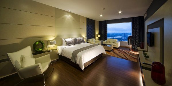 Royal-Suite-Bedroom1